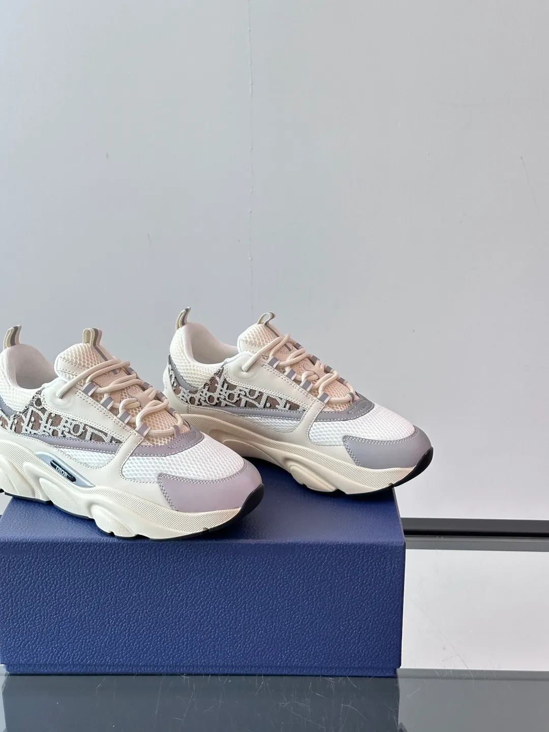 Factory price: 480💰 ◾️▫️Dior D®️ x 🆕 (high version) B22 men's jogging fashion sneakers, this single product draws inspiration from retro jogging shoes. It adopts a thick low-top design, with an upper made of black cow leather and mesh fabric, and a black and white engraved rubber sole. Black mesh fabric tongue and heel counters complement black laces, with an embossed "Di~r" logo embellishment on the side. These sneakers can be mixed and matched with a classic suit for a sporty chic look! Size: 39-45 (38, 46, 47 can be customized)